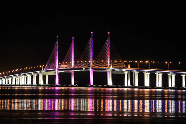 cầu đường bộ được trang trí bằng led